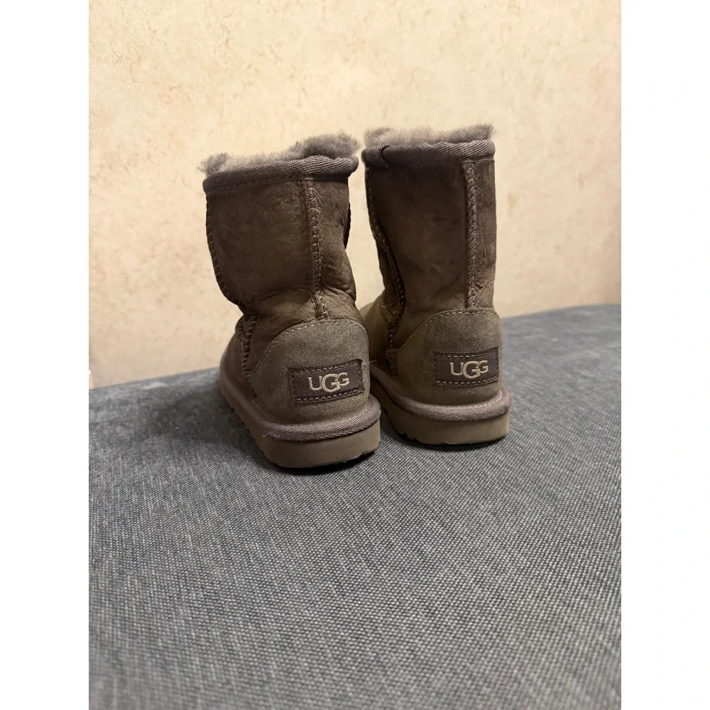 UGG‎ Kids Classic Short II Grey Sheepskin Suede Boots Size 10 Toddler 1017703T